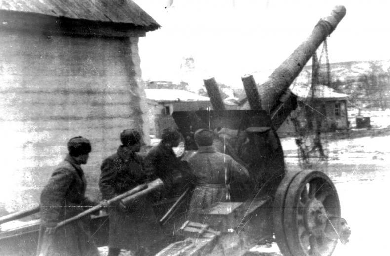 Советские артиллеристы ведут огонь по немецким позициям в Сталинграде. Январь 1943