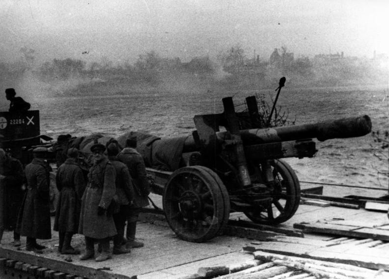 Советские артиллеристы форсируют Днепр на Львовском направлении.<br /> На понтоне 152-мм гаубица-пушка МЛ-20. 1944
