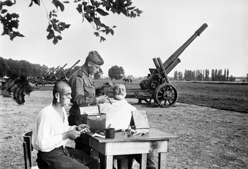 Май 1945 года. Советские артиллеристы под Веной в первые дни мира