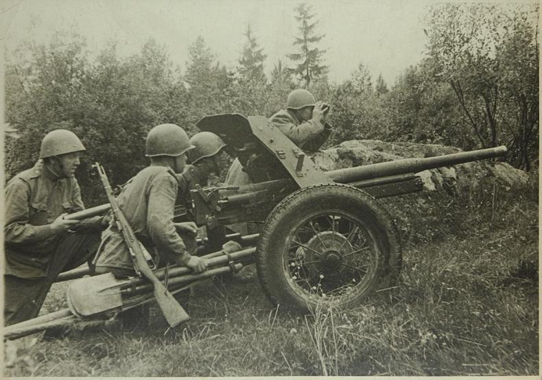 «Бойцы у орудия». 45-мм противотанковая пушка 53-К