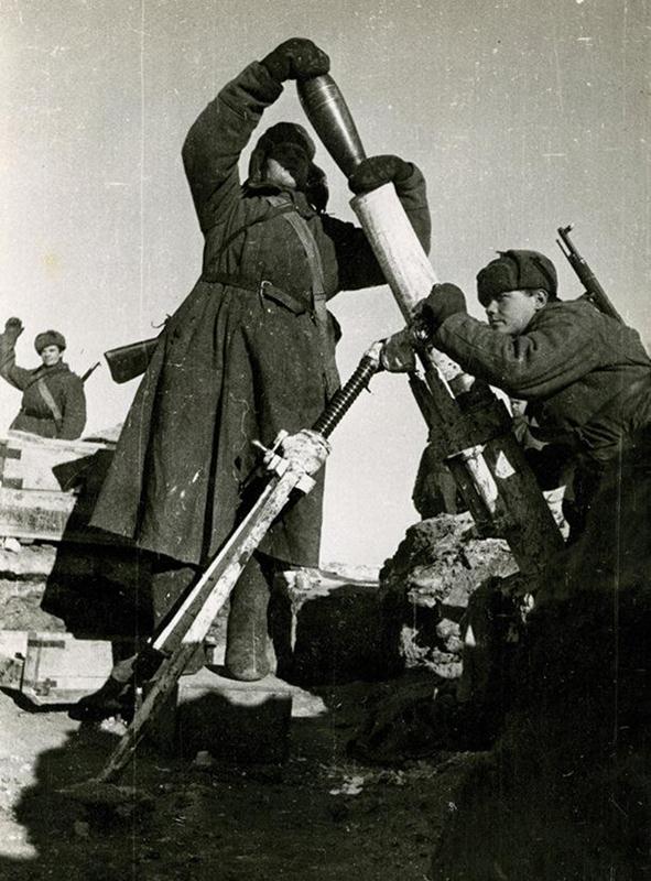 «Минометчики». Фото Г. Зельма.<br /> 120-мм полковой миномет образца 1938 г. Сталинград, 1942