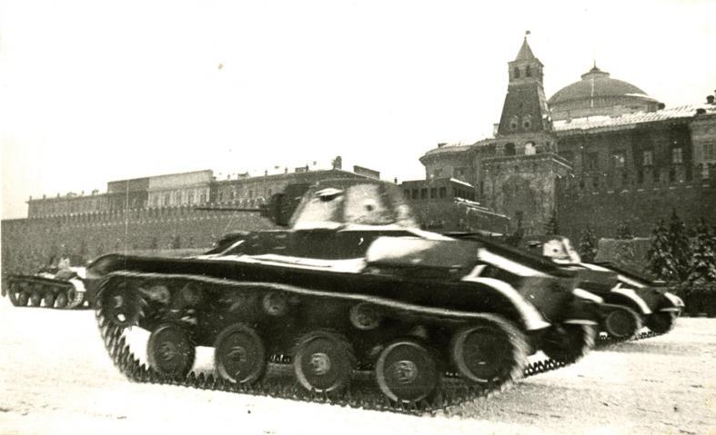 «Танки Т-60 на Красной площади 7 ноября 1941».  Фото Д. Бальтерманца