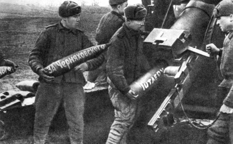 Огонь из пушки А-19. На 25-кг снарядах надписи в память о погибшем за день до этого командующем 3-м Белорусским фронтом. 19 февраля 1945 года