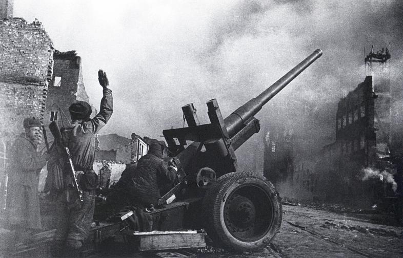 Расчет советской 122-мм пушки А-19 ведет огонь на одной из улиц Данцига