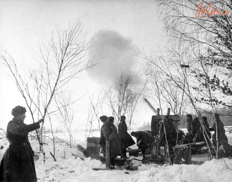 Советская 122-мм корпусная пушка А-19 на позиции. Битва за Москву. 1941 год