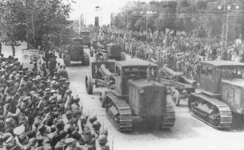 Тракторные тягачи «Сталинец» буксируют 122-мм корпусные пушки А-19 во время парада в Кишиневе. 1940 год
