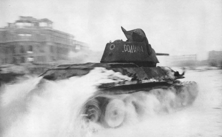 Танк Т-34-76 с именем собственным «Родина» на площади Павших борцов в Сталинграде.<br /> Январь 1943