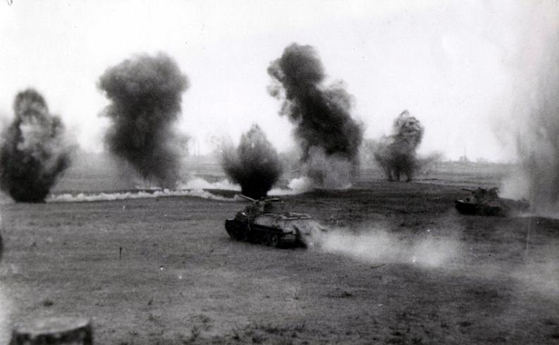 Атака советских танков Т-34. Перед танками заградительный артиллерийский огонь