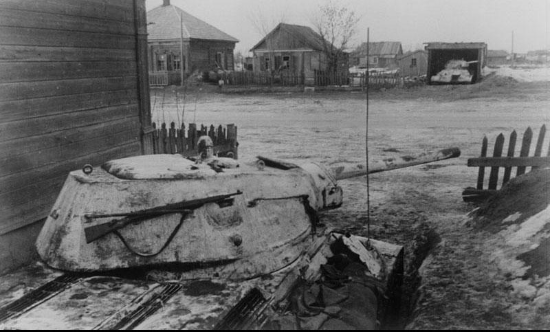 Замаскированные танки Т-34 в засаде в районе Ржева. 1942