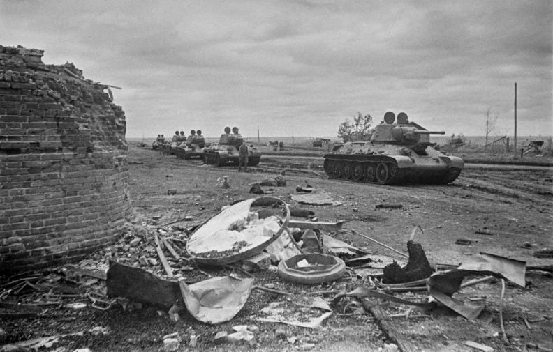 Колонна советских танков Т-34-76 на дороге на Украине. Октябрь 1943
