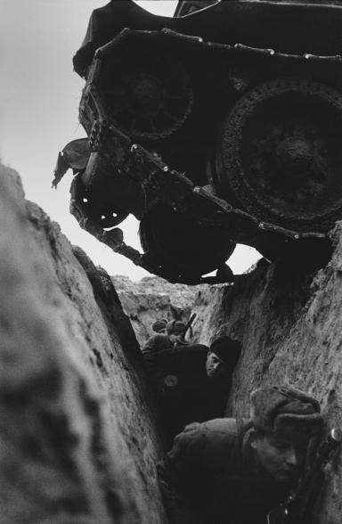 На Курской дуге. Обкатка пехоты танками. Красноармейцы в окопе и танк Т-34, который преодолевает окоп, проходя над ними. 1943