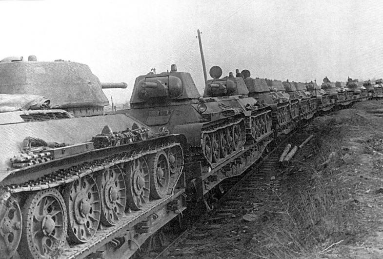 Отправка эшелона с готовой продукцией – танками Т-34 – на фронт с Уральского танкового завода № 183 в Нижнем Тагиле. 1942