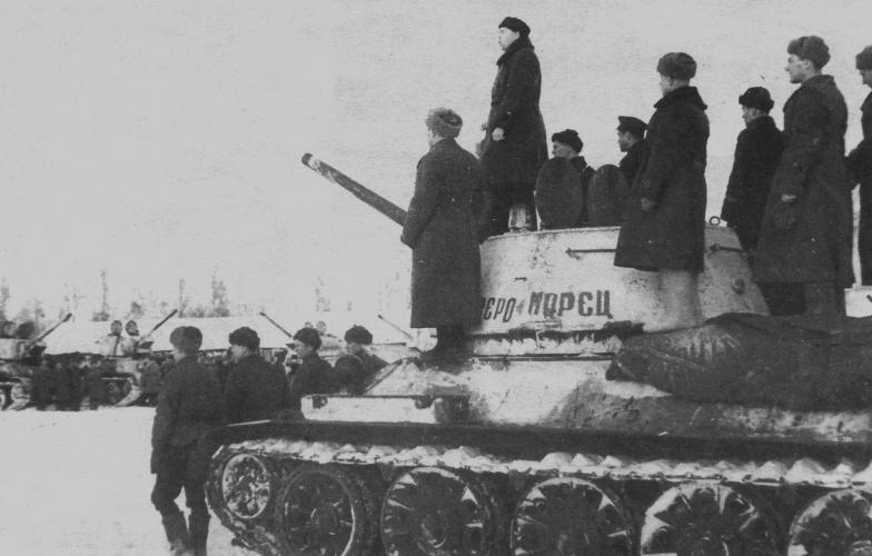 Передача экипажам танковой колонны «Североморец». Зима 1944
