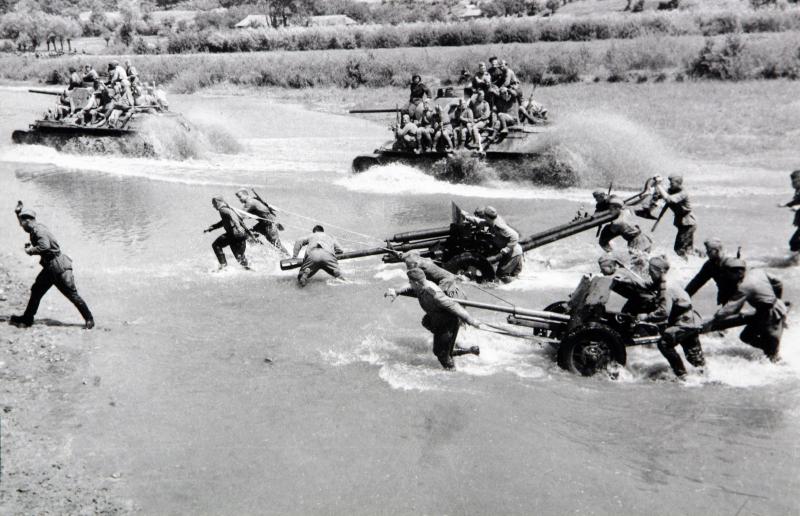 Переправа советских танков Т-34 и артиллерии вброд через небольшую реку