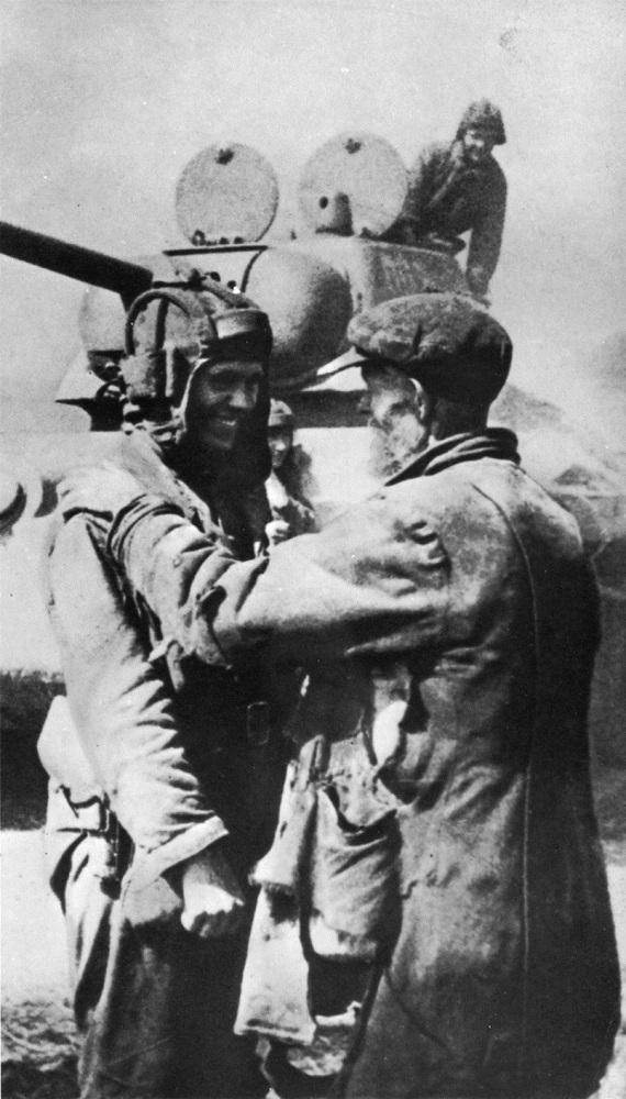 Пожилой житель освобожденного Харькова приветствует советского танкиста у Т-34. Август 1943