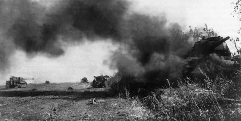 Поле боя на Курской дуге. На переднем плане справа – подбитый Т-34, дальше, у левого края – немецкий «Тигр», вдалеке – еще один Т-34. 1943