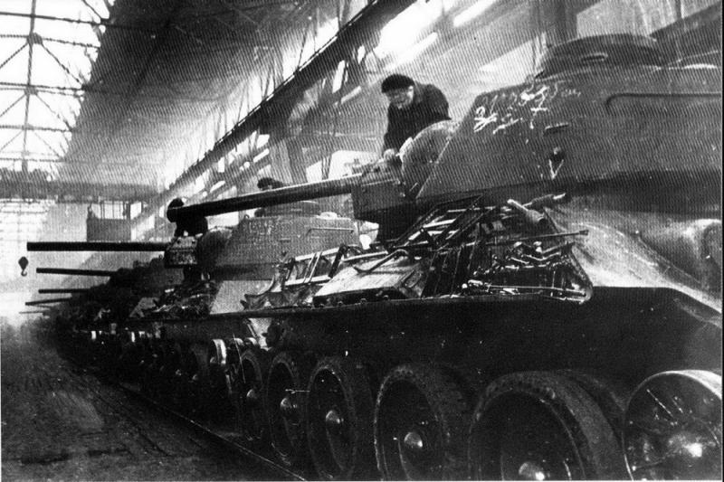 Сборка средних танков Т-34 на танковом заводе. 1943