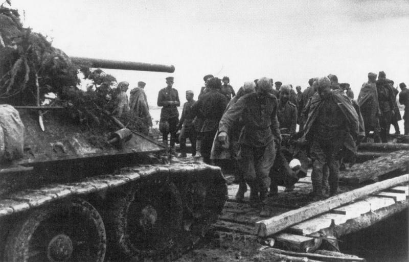 Советская пехота и танк Т-34 у переправы через Вислу. Июль 1944