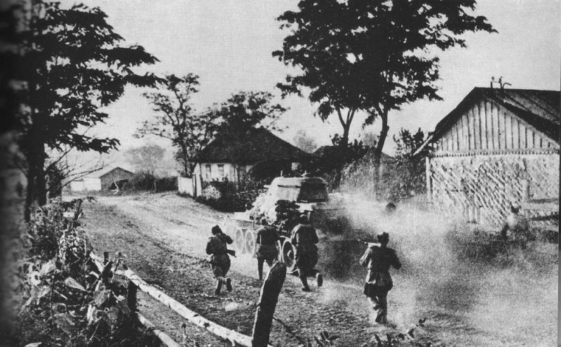 Советская пехота при поддержке танка Т-34 ведет бой в украинском селе. Лето 1943
