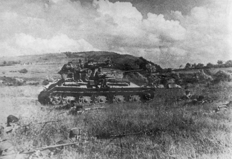 Советские бойцы 56-й армии при поддержке танков Т-34 ведут бой за станицу Крымская. Весна 1943