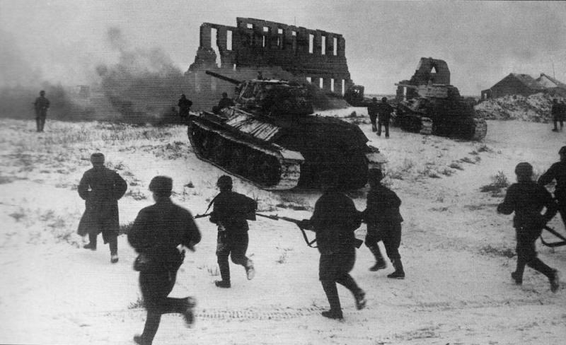 Советские солдаты атакуют при поддержке танков Т-34 в районе города Калач. Ноябрь 1942