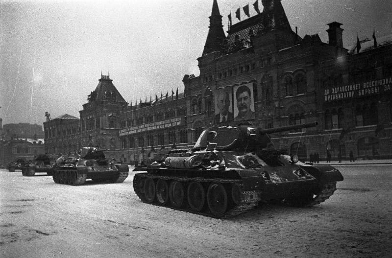 Советские средние танки Т-34 на параде на Красной площади 7 ноября 1941