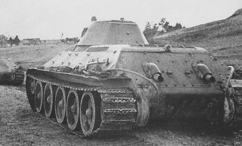 Советские танки Т-34 выходят на позиции под Ленинградом