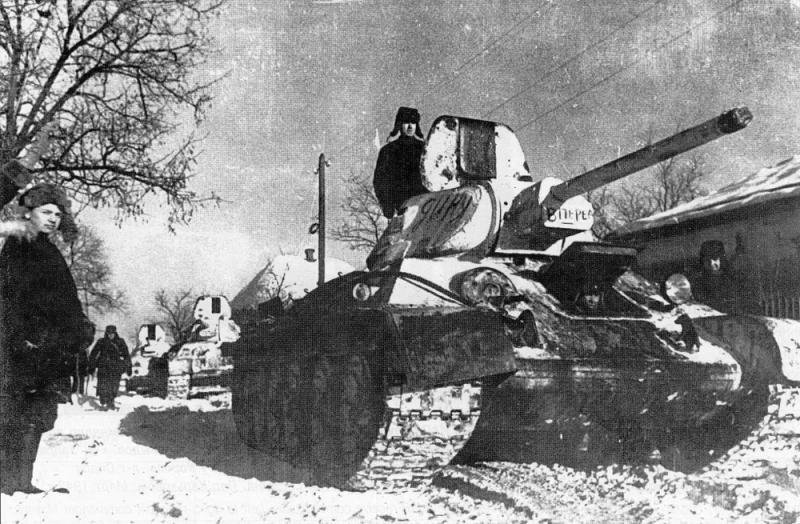 Советские танки Т-34 на улице освобожденного города Изюм (Харьковская область). Февраль 1943