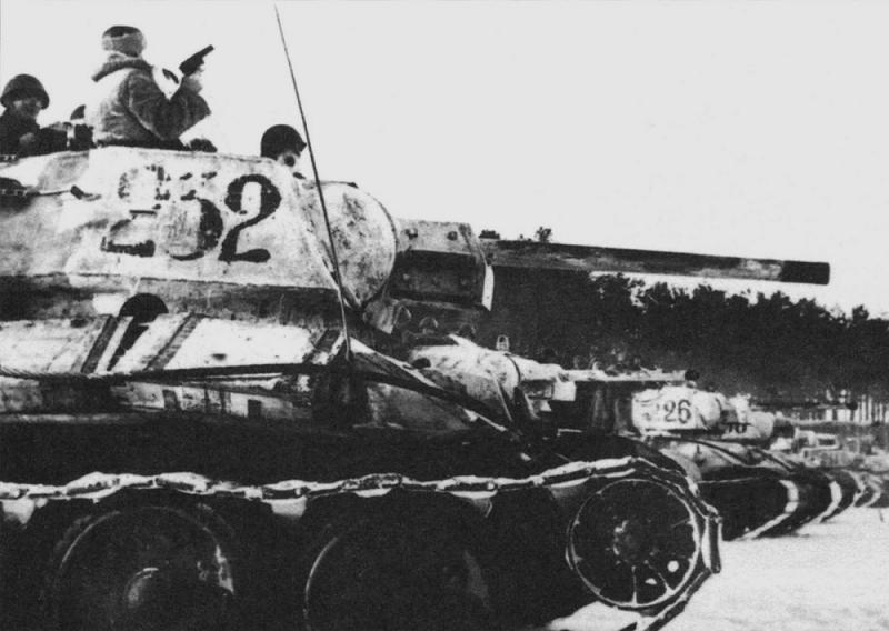 Советские танки Т-34 перед атакой. Зима 1943–1944