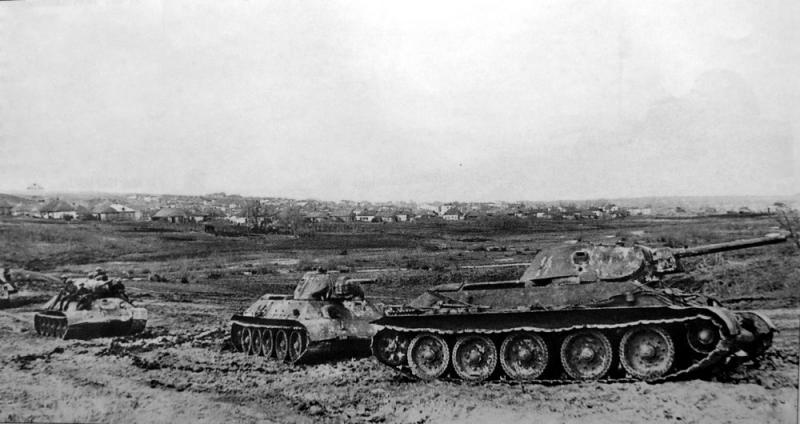 Советские танки Т-34 перед атакой. Юго-Западный фронт. Май 1942
