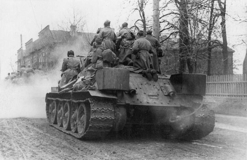 Советские танки Т-34 с десантом автоматчиков занимают Речицу. Освобождение Белоруссии. 1943