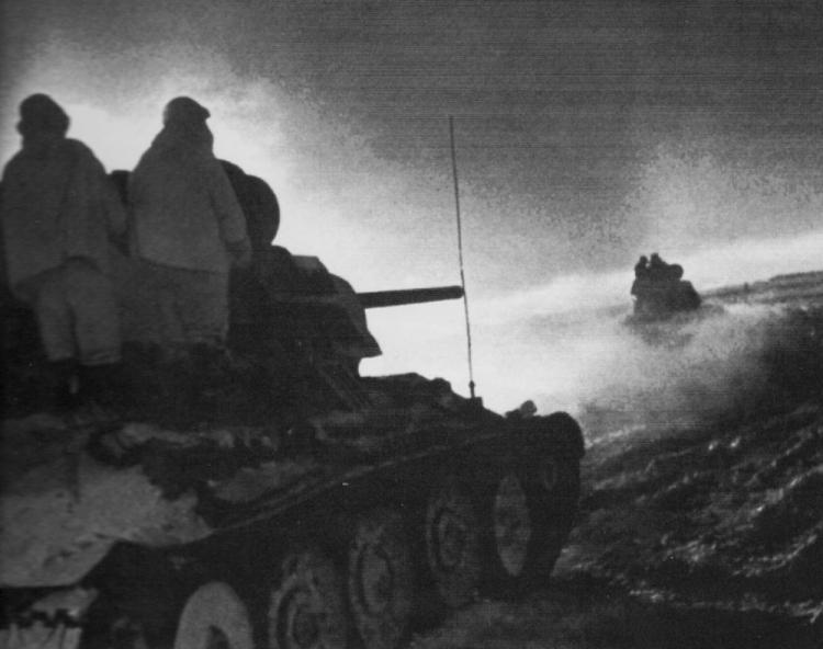 Советские танки Т-34 с солдатами на броне на марше в заснеженной степи во время Среднедонской наступательной операции. Декабрь 1942