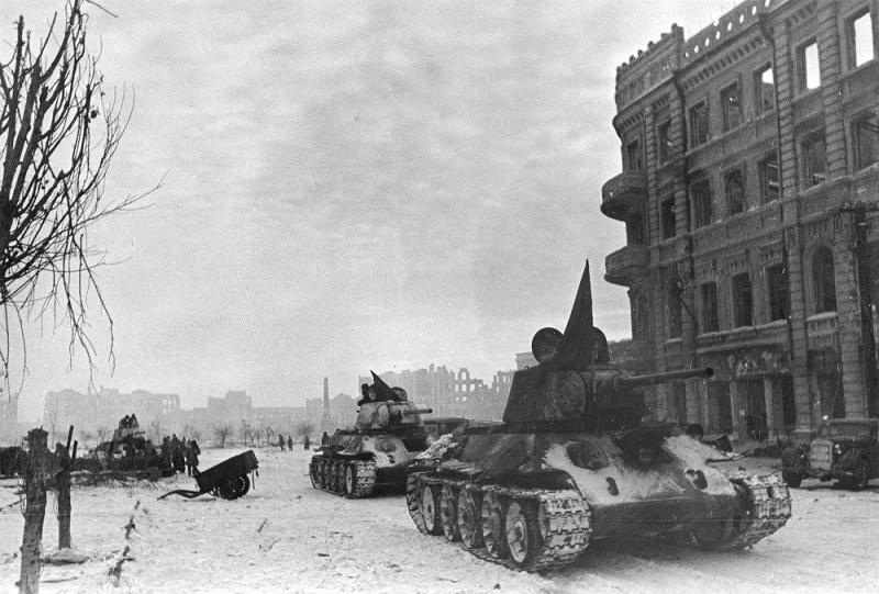 Советские танки Т-34 у площади Павших борцов в Сталинграде. Январь 1943