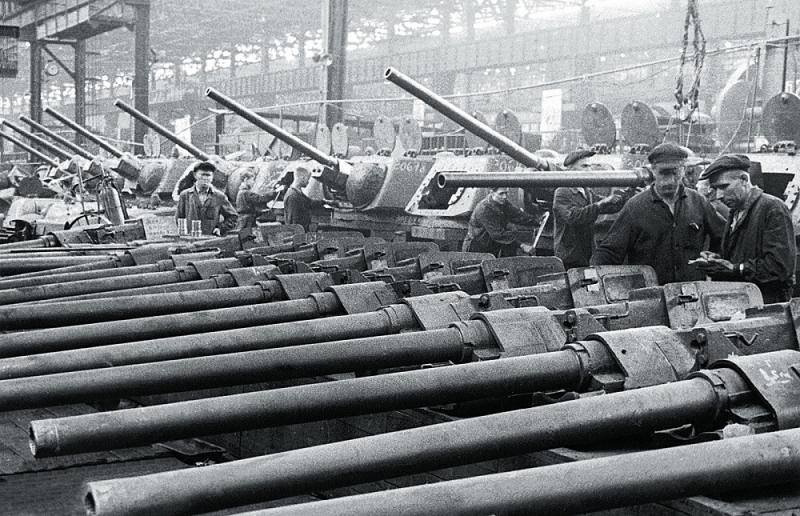 Производство танков Т-34-76. На переднем плане 76,2-мм пушки Ф-34 образца 1940 г.
