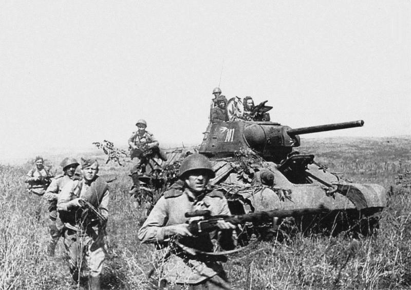 Советские мотострелки спешиваются с танка. 15-я гвардейская механизированная бригада, 3-й Украинский фронт. 1944