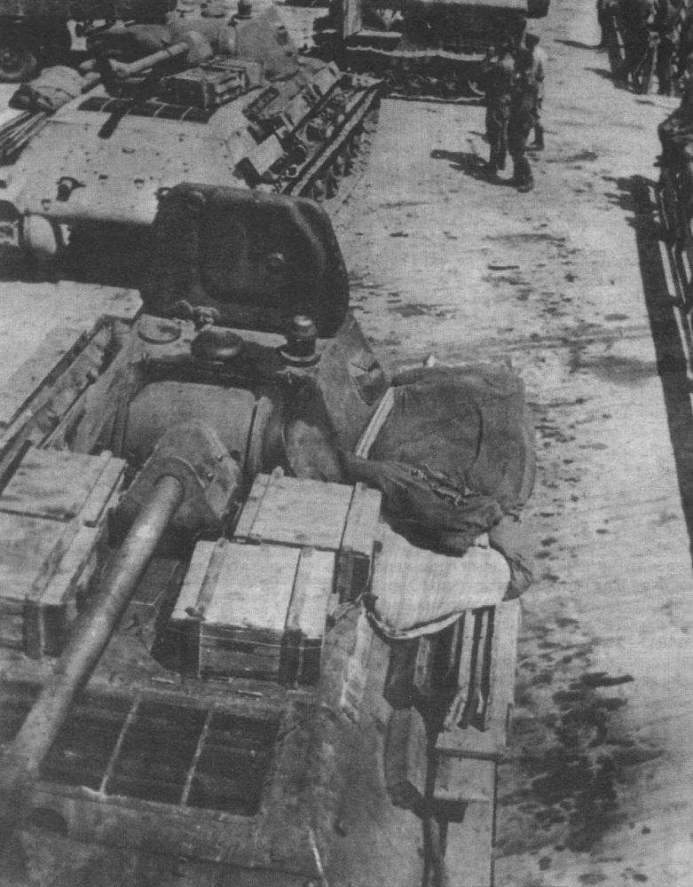 Советские танки Т-34, произведенные на Сталинградском тракторном заводе, готовятся для отправки на фронт.  Лето 1942
