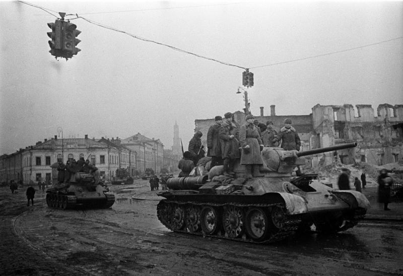 Советские танки Т-34-76 на Московском проспекте освобожденного Харькова
