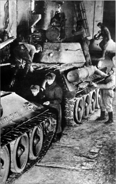 Советские танкисты обслуживают средние танки Т-34