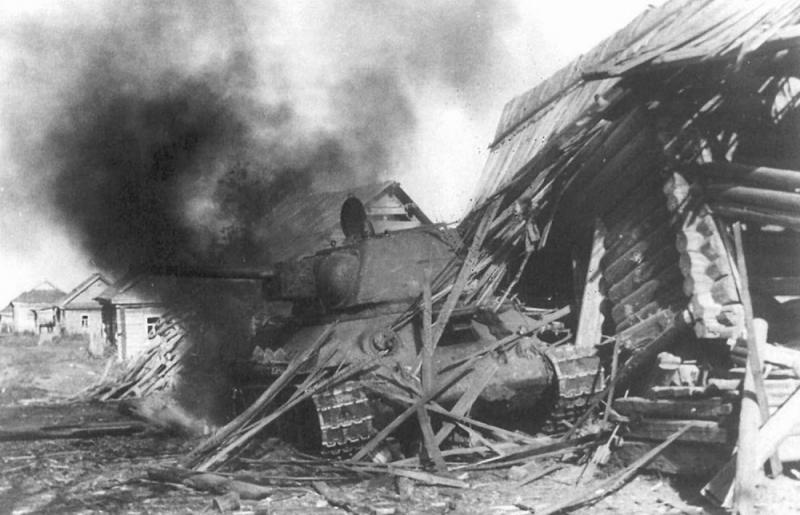Советский танк Т-34 в бою на улице деревни