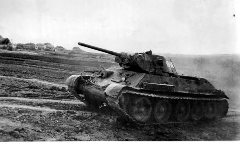 Советский танк Т-34 на марше. Машина из состава 5-й гвардейской танковой бригады. Юго-Западный фронт. Май 1942