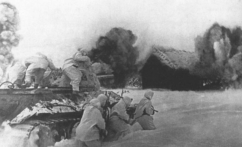 Советский танковый десант при поддержке танка Т-34 атакует занятую противником деревню. Битва за Москву. 1941