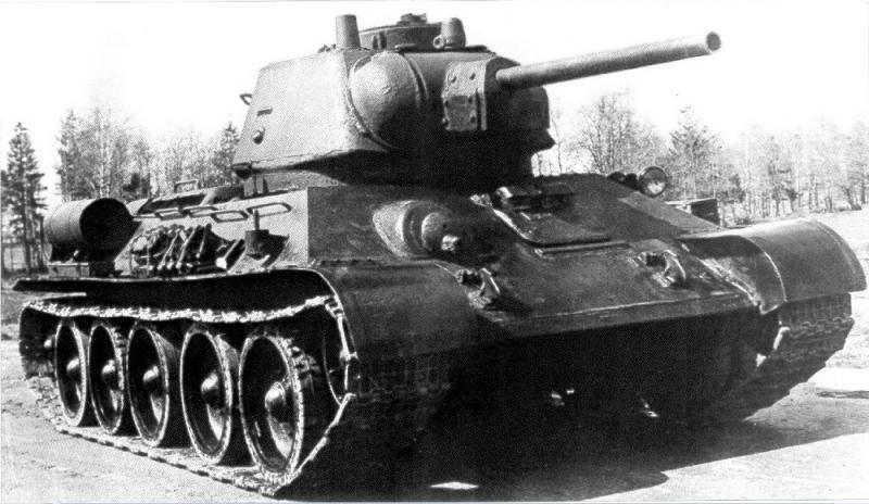 Средний танк Т-34-76 образца 1943 г. с улучшенной «шестигранной» башней и командирской башенкой. 1943