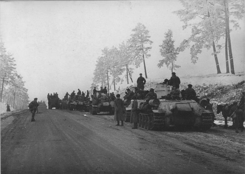 Танк Т-34 (выпуска 1943 года с командирской башенкой) с десантом на броне на Житомирском шоссе под Киевом. Конец 1943