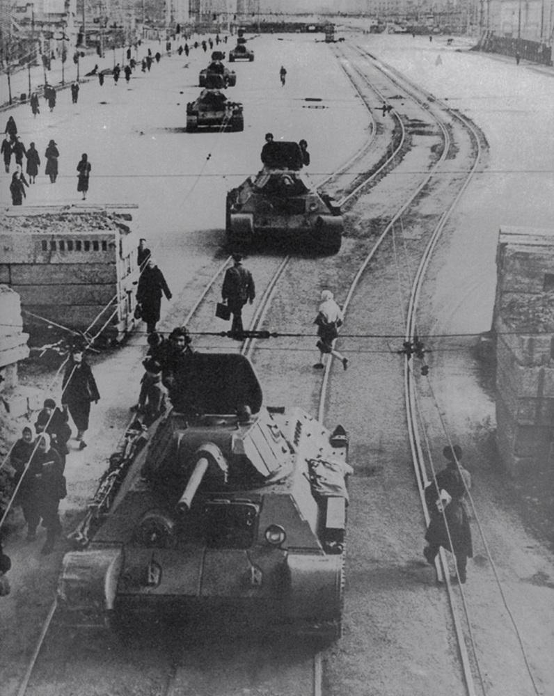 Танки Т-34 движутся по Московскому проспекту в Ленинграде