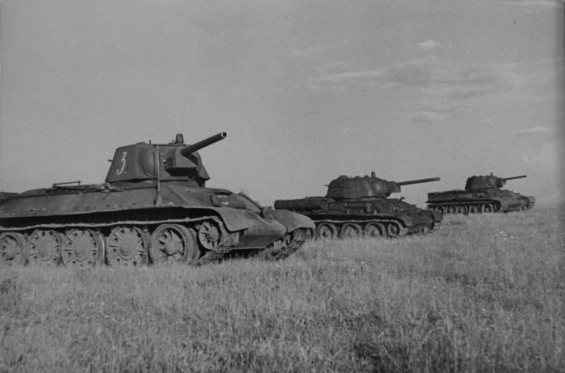 Танки Т-34 перед боями на Орловско-Курском направлении. Июнь 1943