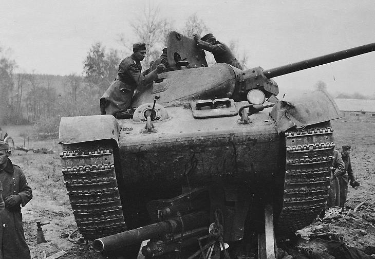 Танк Т-34 раздавил немецкую гаубицу. Продолжить движение дальше он не смог и был захвачен немцами. Район Юхнова. 1941