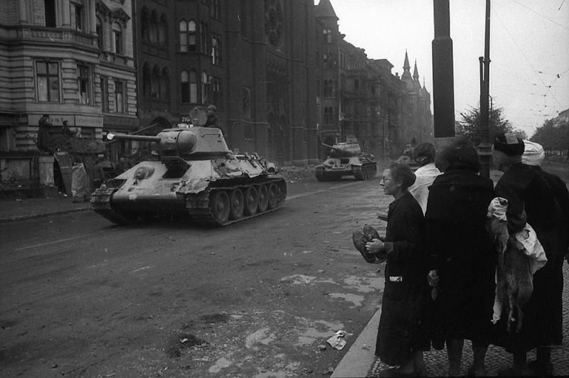 Танк Т-34-76 во взятом Берлине. Май 1945
