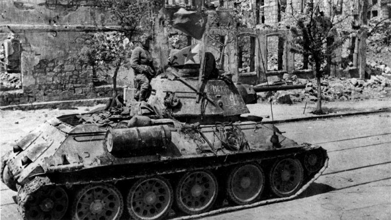 Танк Т-34 на улице освобожденного Севастополя. Май 1944