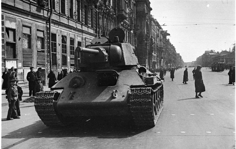Танк Т-34 на Невском проспекте Ленинграда. 1943