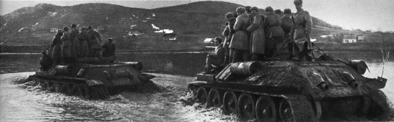 Танки Т-34 1-го Украинского фронта с солдатами на броне переправляются через реку Прут